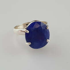 Saphir-Ring - 925er Silber, Ringkopf besetzt mit einem blaue…