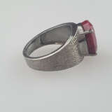 Rubin-Ring- 925er Silber, breite Ringschiene mit Struktur-Ob… - photo 3