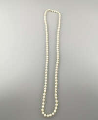 Perlenkette - 20.Jh., ca.104 cremefarbene Zuchtperlen mit te…