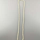 Perlenkette - 20.Jh., ca.104 cremefarbene Zuchtperlen mit te… - Foto 1