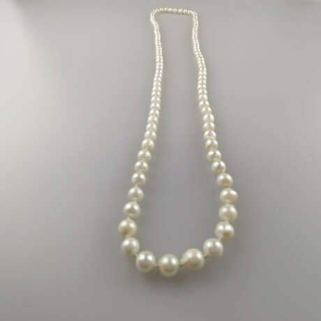 Perlenkette - 20.Jh., ca.104 cremefarbene Zuchtperlen mit te… - фото 3