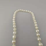 Perlenkette - 20.Jh., ca.104 cremefarbene Zuchtperlen mit te… - фото 4