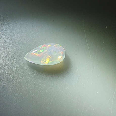 Loser Opal - 2,59 ct., weiß mit schönem Farbspiel, Cabochon … - Foto 10