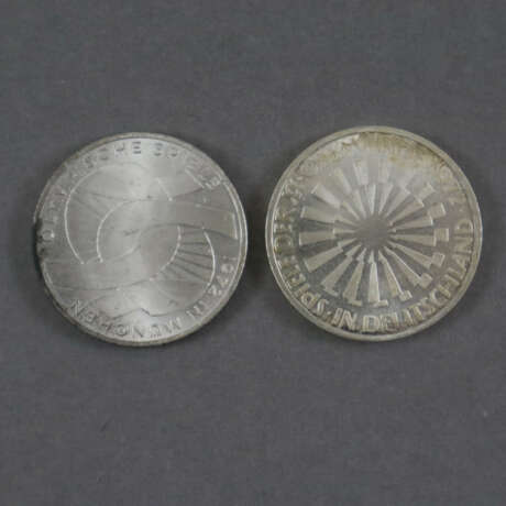 Konvolut 10 DM-Gedenkmünzen aus Silber - 24 Stück, Spiele de… - photo 3