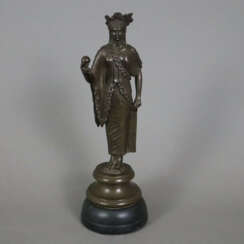 Figurine einer antiken Priesterin - Bronze, braun patiniert,…