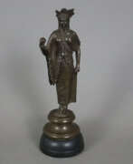 Skulpturen. Figurine einer antiken Priesterin - Bronze, braun patiniert,…