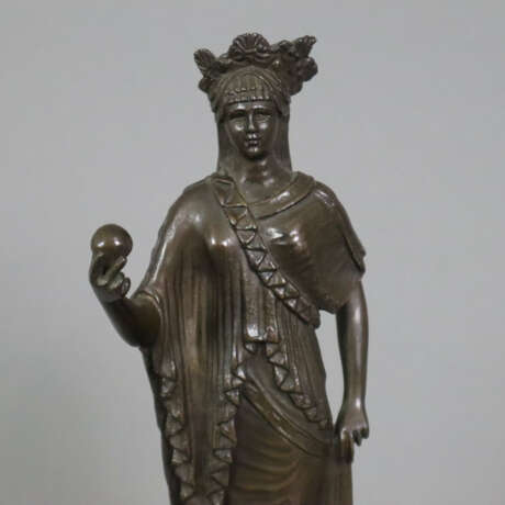 Figurine einer antiken Priesterin - Bronze, braun patiniert,… - фото 2