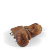 UNE PAIRE DE GANTS DE BOX EN CUIR - photo 2