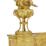 PAIRE DE CHENETS DE STYLE LOUIS XVI - photo 2