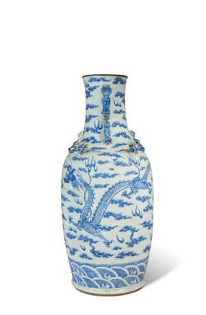 GRAND VASE EN PORCELAINE BLEU BLANC - photo 3