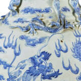 GRAND VASE EN PORCELAINE BLEU BLANC - photo 6