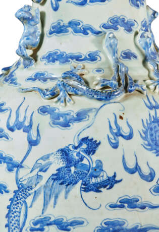 GRAND VASE EN PORCELAINE BLEU BLANC - photo 6