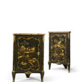 PAIRE D'ENCOIGNURES DE STYLE LOUIS XV - photo 3