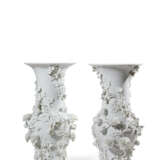 PAIRE DE VASES EN PORCELAINE DE STYLE MEISSEN - photo 3