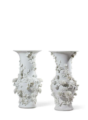 PAIRE DE VASES EN PORCELAINE DE STYLE MEISSEN - photo 3