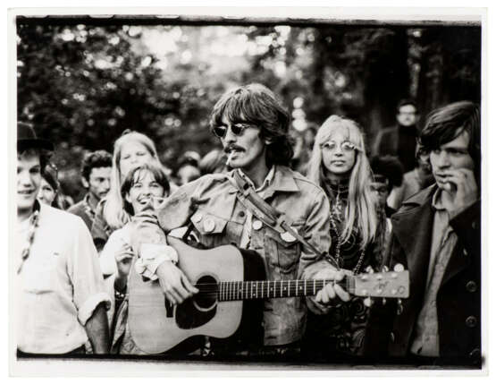George and Pattie Harrison in Haight-Ashbury, San Francisco, 7 August 1967 - Foto 1