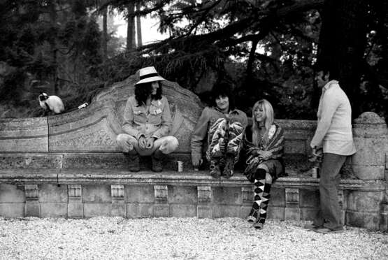 George, Ronnie, Krissy and Kumar, Friar Park, 1974 - фото 1