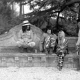 George, Ronnie, Krissy and Kumar, Friar Park, 1974 - Foto 1