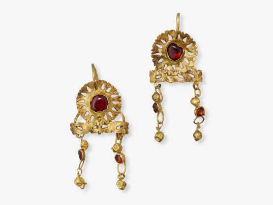 Three pair of earrings and a single earring. Römisch, 3rd century AD - photo 2
