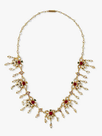 Collier mit leuchtend roten Granaten, Perlen und Email. Wohl Österreich oder Prag, um 1600-1610 - Foto 2