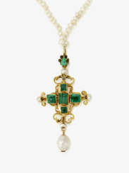 A seed pearl necklace with cross pendant with emeralds. Pendant: probably Spain, 1st half of the 17th century