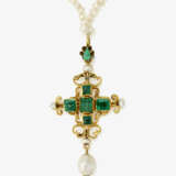 A seed pearl necklace with cross pendant with emeralds. Pendant: probably Spain, 1st half of the 17th century - photo 1