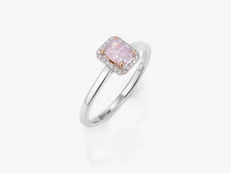 An exquisite entourage ring decorated with a natural fancy purple - pink diamond. Belgium, ANTWERP ATELIERS