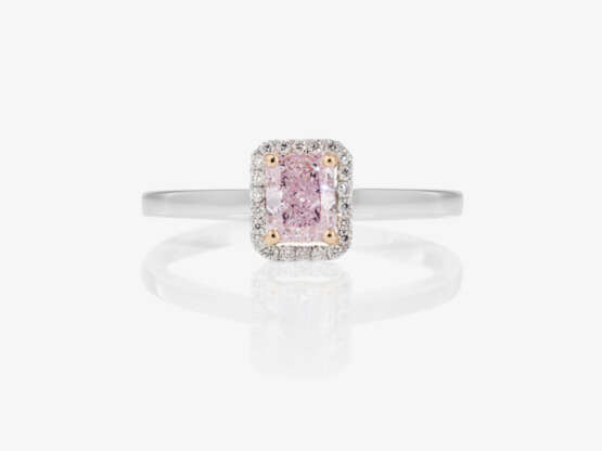 An exquisite entourage ring decorated with a natural fancy purple - pink diamond. Belgium, ANTWERP ATELIERS - photo 2