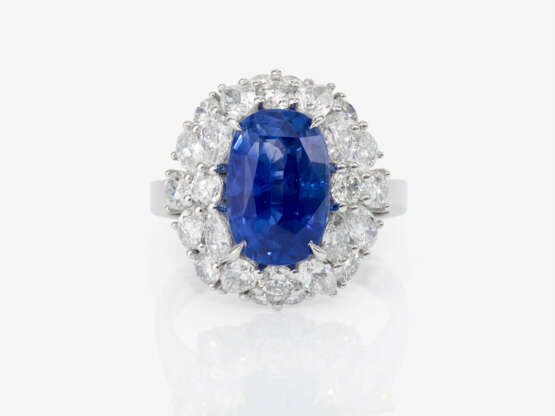 An entourage ring with a sapphire and diamonds. - photo 2
