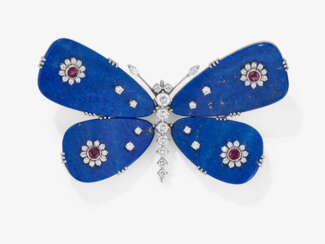 A butterfly brooch with lapis lazuli wings, set with brilliant-cut diamonds and rubies. Nuremberg, Juwelier SCHOTT