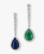 Украшения для ушей. A pair of drop earrings with a sapphire, emerald and brilliant-cut diamonds.