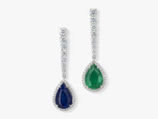 Ein Paar Ohrgehänge mit Saphir, Smaragd und Brillanten.