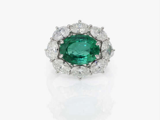 An entourage ring with an emerald and diamonds. - фото 2