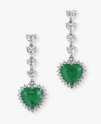 Украшения для ушей. A pair of drop earrings with emeralds and brilliant-cut diamonds.