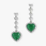 A pair of drop earrings with emeralds and brilliant-cut diamonds. - фото 1