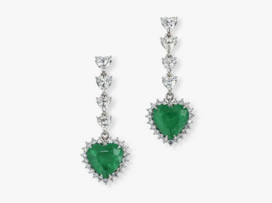 A pair of drop earrings with emeralds and brilliant-cut diamonds. - фото 1