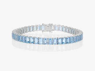 An exquisite Rivière bracelet decorated with fine azure blue aquamarines. Germany
