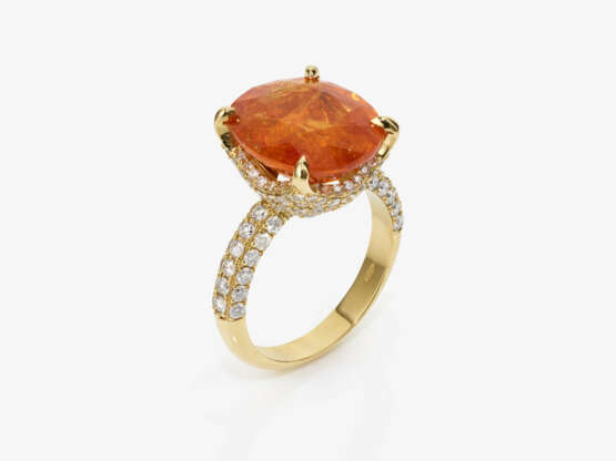 A ring with a spessartine garnet and brilliant-cut diamonds. - фото 1