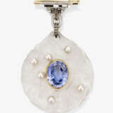 A brooch with a large floral glass pendant and large light blue sapphire in the centre. France, circa 1925 vermutlich RENÉ LALIQUE - photo 1