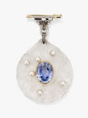 A brooch with a large floral glass pendant and large light blue sapphire in the centre. France, circa 1925 vermutlich RENÉ LALIQUE