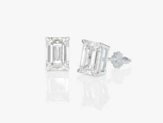 A pair of stud earrings decorated with LAB GROWN diamonds in a puristic emerald cut. Belgium, ANTWERP ATELIERS