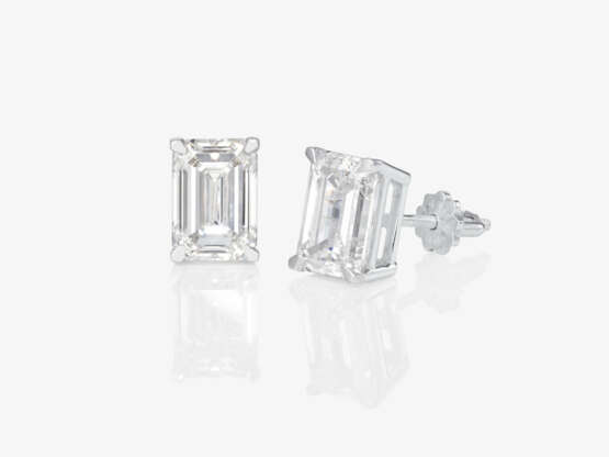 A pair of stud earrings decorated with LAB GROWN diamonds in a puristic emerald cut. Belgium, ANTWERP ATELIERS - фото 1