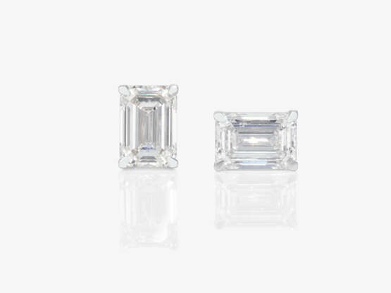 A pair of stud earrings decorated with LAB GROWN diamonds in a puristic emerald cut. Belgium, ANTWERP ATELIERS - фото 2