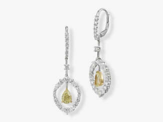 Ein Paar Ohrgehänge mit Diamanten.