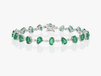 A classic cocktail bracelet decorated with finely coloured emeralds and brilliant-cut diamonds. Germany