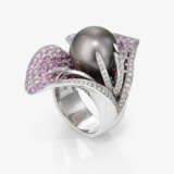 A ring with pink sapphires, brilliant-cut diamonds and a Tahitian cultured pearl. Nuremberg, Juwelier SCHOTT - фото 1