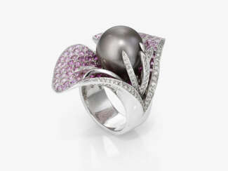 Ring mit rosa Saphiren, Brillanten und Tahiti-Zuchtperle. Nürnberg, Juwelier SCHOTT