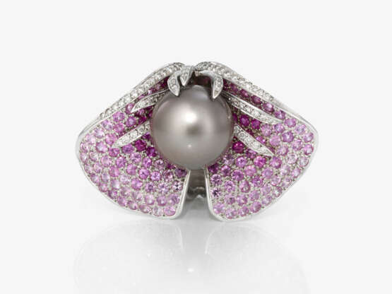 A ring with pink sapphires, brilliant-cut diamonds and a Tahitian cultured pearl. Nuremberg, Juwelier SCHOTT - фото 2