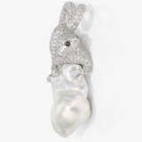 Pendant and brooch: a brilliant-cut diamond-studded atelid sitting on a baroque cultured pearl. Germany - photo 2