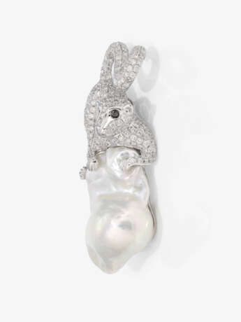 Pendant and brooch: a brilliant-cut diamond-studded atelid sitting on a baroque cultured pearl. Germany - фото 2